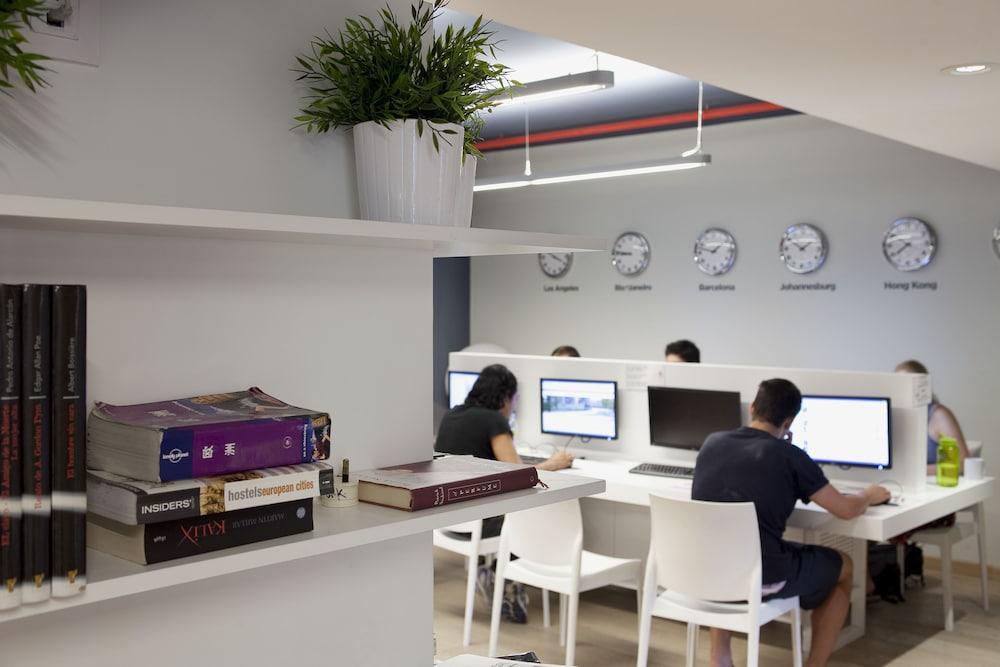 Sant Jordi Sagrada Familia Hostel *
